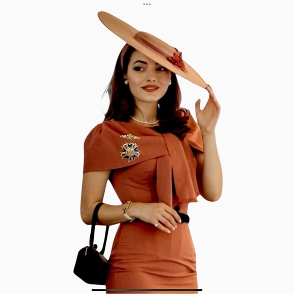 SOLD! Do not buy!! SOLD!!Gold and Blue Crown Brooch - Picture 4 of 16